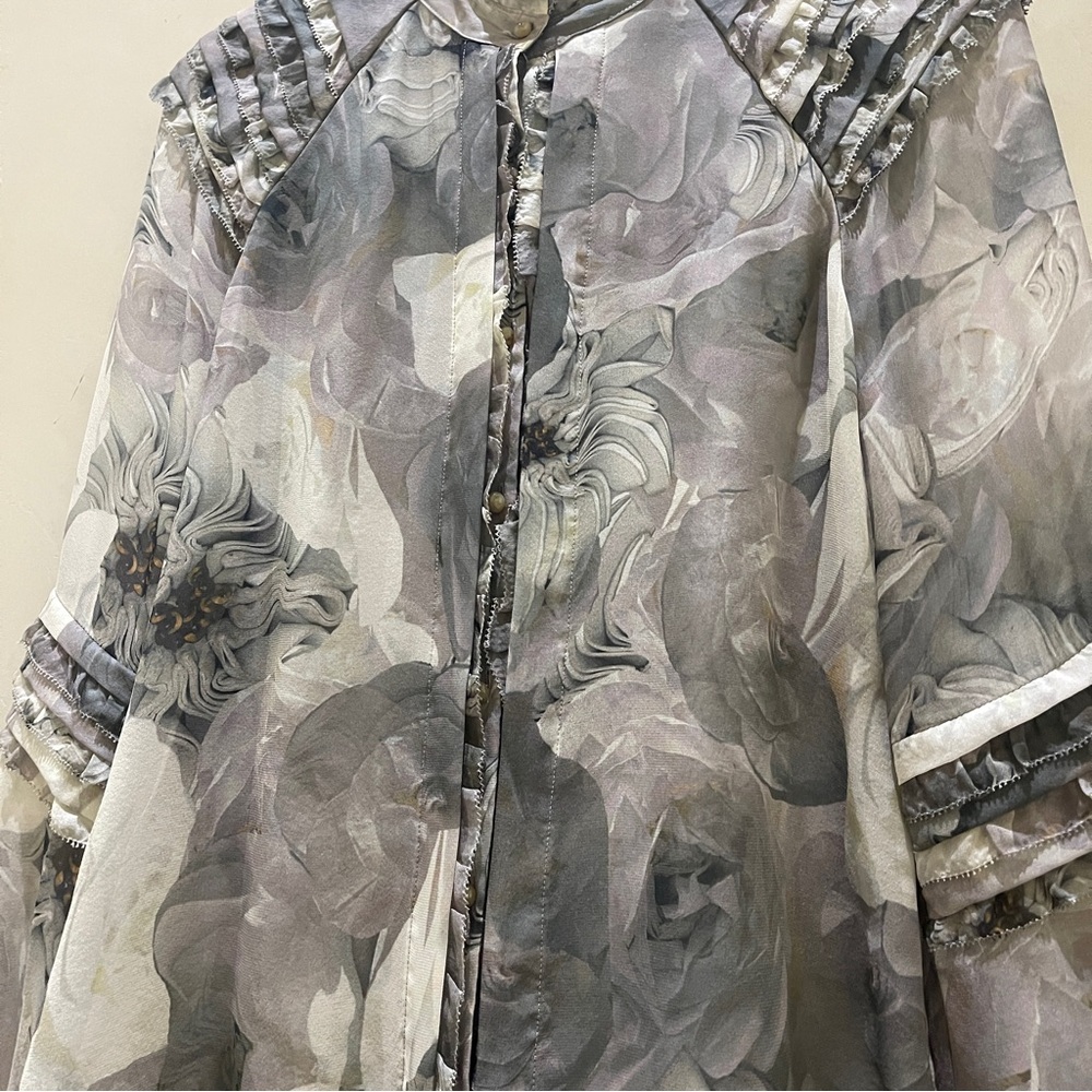 Diane von Furstenberg Grey Floral Blouse Beautiful Pleating, Sz 8 Small-Medium - Picture 4 of 9